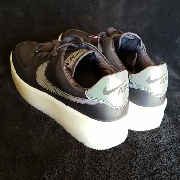 Nike W AF1 SAGE LOW LX AR5409 004 Black Women's 9.5 Retro Air Force 1s - Picture 4 of 6